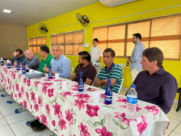Prefeito Zema Fernandes (centro) discursa para prefeitos integrantes do consrcio. 