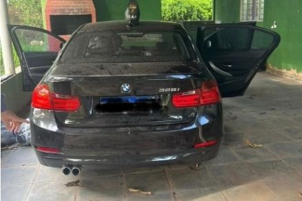 A BMW preta foi recuperada por policiais militares
