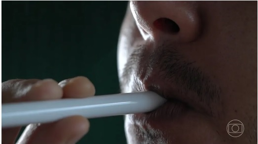 'Vape de vitaminas': cigarros eletrnicos tm proibio da Anvisa, mas  vendido livremente na internet;  Foto: TV Globo/Reproduo