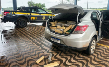 O carregamento de maconha estava em um carro roubado, que era transporte por um guincho, na BR-163