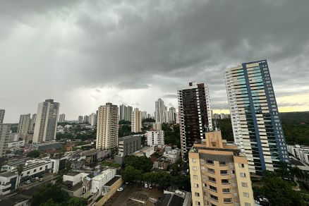 Foto da Capital em dia nublado e chuvoso