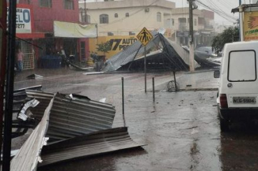 Avenida Alzira Santana aps a chuva da tarde desta segunda-feira (27)