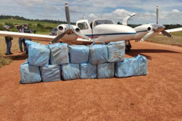Agente de segurana apreenderam a droga aps avio em voo ilegal ser detectado no radar