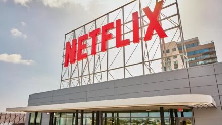 Letreiro da Netflix na sede da empresa em Hollywood, Los Angeles