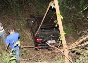 Carro da advogada foi localizado no meio do mato aps despecar de um barranco de cerca de 20 metros