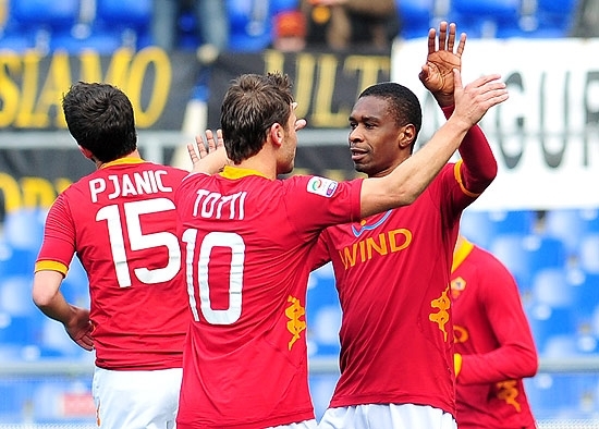 O zagueiro brasileiro Juan (dir.) comemora com Totti um gol pela Roma
