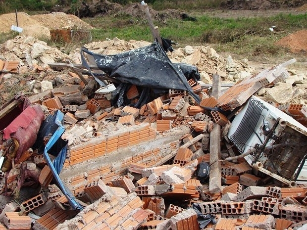 Tratores derrubaram casas em loteamento em Cuiab
