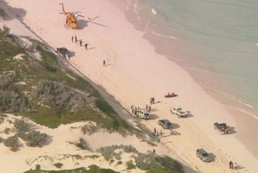 Equipes de resgate trabalham na ilha de Wedge, local do ataque de tubaro a surfista neste sbado (14) na costa Austrli