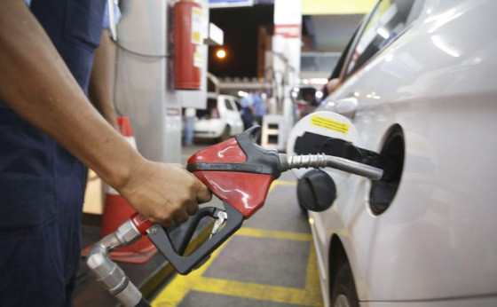 Gasolina est no menor preo desde junho de 2021