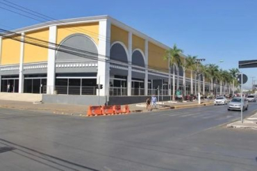 A fachada do Shopping Popular, em Cuiab