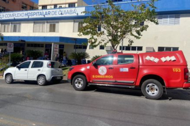 Veculo do Corpo de Bombeiros em frente ao hospital