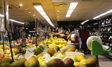 Alimentao e bebidas caem 0,40% no IPCA-15 de julho ante queda de 0,51% em junho, diz IBGE