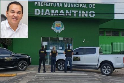 Agentes do Ministrio Pblico Estadual em frente  Prefeitura de Diamantino; o prefeito Manoel Loureiro (no detalhe)