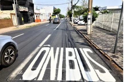 Faixa exclusiva para nibus passa a funcionar nesta segunda-feira em avenida de Cuiab  Foto: Luiz Alves