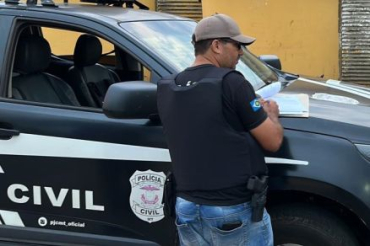 Policial civil em frente a um dos endereos alvos da operao desta quinta