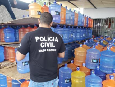 A Lei torna obrigatrio o sistema retornvel de garrafes usados para o envase de gua mineral natural e gua potvel de mesa  Foto: Reproduo/TV Globo