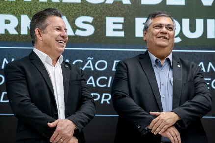 O governador Mauro Mendes ao lado de Flavio Dino em visita a Cuiab, a segunda-feira