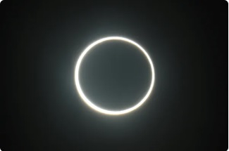 Lua passa entre o sol e a terra durante um eclipse solar anular em Abu Dhabi  Foto: REUTERS/Christopher Pike