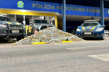 Drogas apreendidas com a dupla de policiais