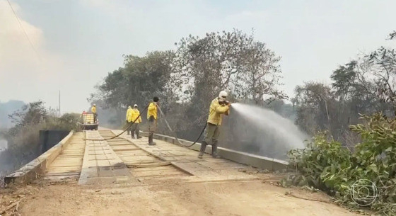 Bombeiros trabalham dia e noite para combater incêndios na rodovia Transpantaneira, no Pantanal de MT