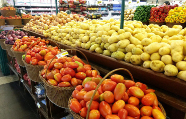 O tomate e a batata foram, novamente, os itens que mais variaram, puxando o preço da cesta básica para baixo