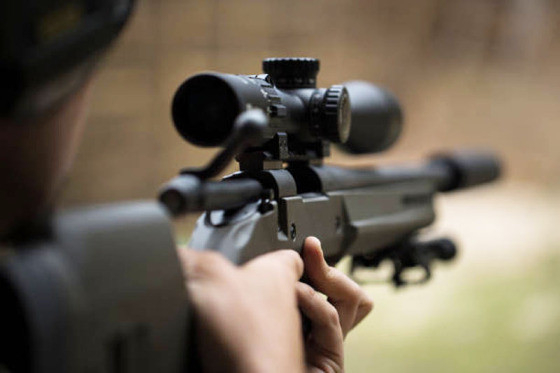 Armas semiautomáticas são aquelas que o atirador não precisa realizar nenhuma ação entre os disparos