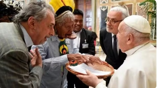 O cacique Raoni Metuktire, lder do povo Kayap, entregou uma carta ao Papa Francisco  Foto: Divulgao Vaticano