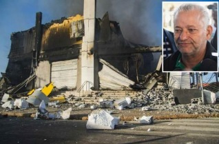 Fachada destruda do Shopping Popular aps incndio; no detalhe o presidente Misael Galvo