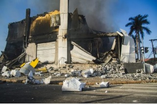O prdio do complexo comercial, no bairro Dom Aquino, foi destrudo pelo fogo na ltima segunda-feira (15).