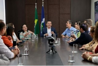 O governador Mauro Mendes e membros da Educao em MT