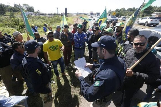 Os bloqueios em estradas de MT, contra a eleio de Lula, tivera o apoio do fazendeiros e outros, no Norte e Noroeste de MT