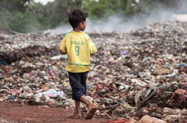 De 2022 para 2023, a proporo de pessoas consideradas pobres no pas diminuiu de 31,6% para 27,4%