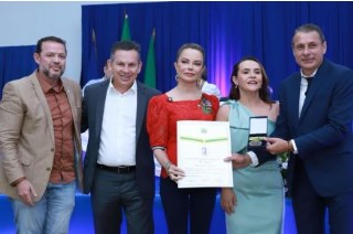 O futuro prefeito Alei Fernandes ( direita), com a esposa, a primeira-dama Virginia Mendes, o governador Mauro Mendes, e o deputado Hugo Garcia