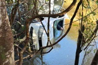 Veculo submerso no Rio Bugres aps acidente que matou duas pessoas
