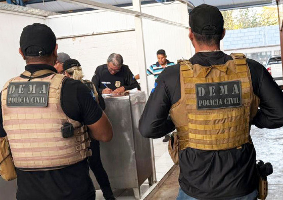 Foram apreendidas trs toneladas de pescado e presas duas pessoas em flagrante, durante a operao da Dema