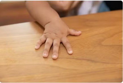 Imagem ilustrativa da mo de uma criana.  Foto: Unsplash/Reproduo