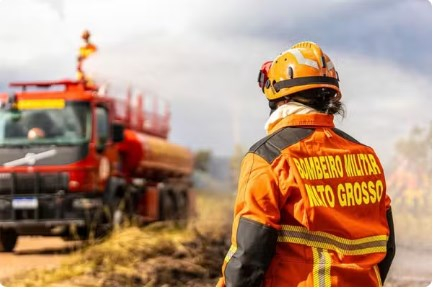 Bombeiro militar combatendo incndio no Panatanal  Foto: Corpo de Bombeiros MT
