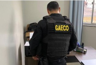 Policial do Gaeco durante cumprimento de mandado