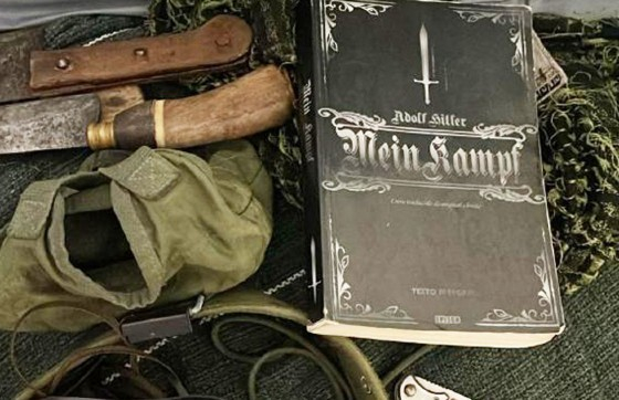 Os policiais apreenderam um exemplar do livro 