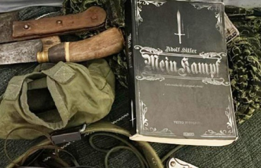 Os policiais apreenderam um exemplar do livro 