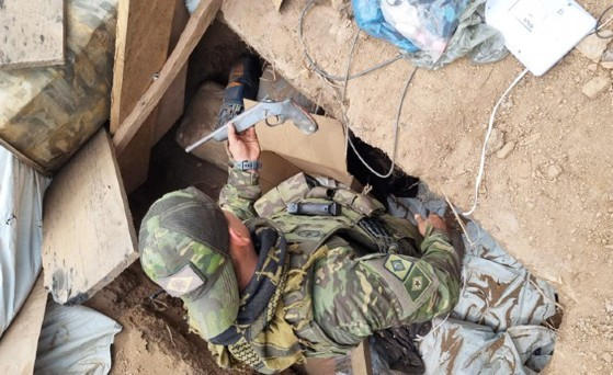 No local, foram localizados 14 bunkers, com estoques de alimento e grande quantidade de equipamentos e insumos diversos para as atividades ilegais