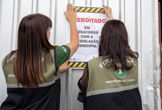 Um estabelecimento que operava de forma irregular como distribuidora de bebidas e oficina mecnica foi interditado, na Avenida Beira-Rio