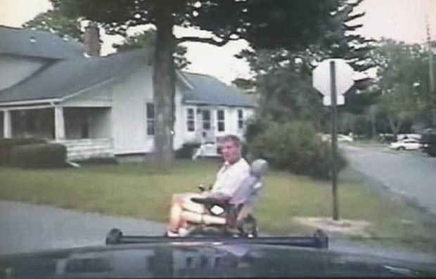 Raymound Kulma foi pego dirigindo cadeira de rodas motorizada roubada.