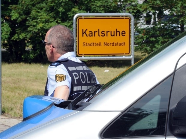 Policial no local da tomada de refns nesta quarta-feira (4) na cidade alem de Karlsruhe