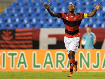 Meio-campista comemora um de seus dois gols de falta no importante triunfo do Flamengo