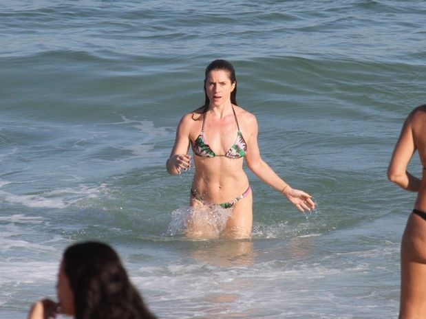 Aos 39 anos, Letcia Spiller exibe corpo ao sair do mar na praia da Barra da Tijuca
