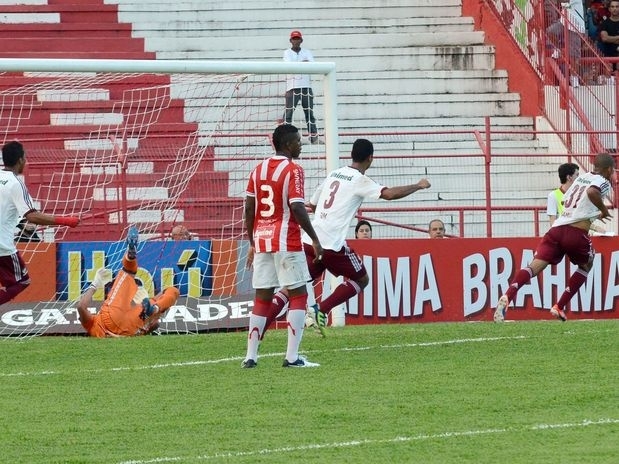 Samuel sai para comemorar o primeiro gol do Fluminense no Estdio dos Aflitos