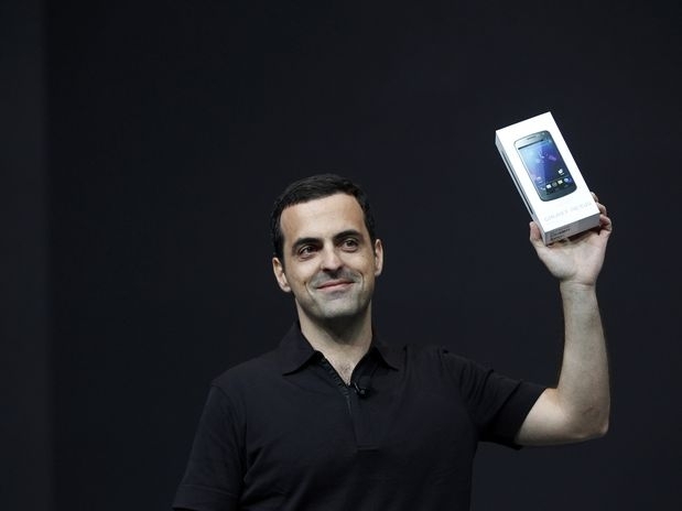 Hugo Barra, diretor mundial do Android, mostra o Samsung Galaxy Nexus na conferncia do Google
