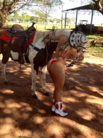 Fabiana Teixeira posou nua ao lado de um cavalo