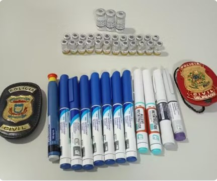 Mais de 10 canetas emagrecedoras e frascos irregulares so apreendidos em clnica de MT  Foto: Polcia Civil